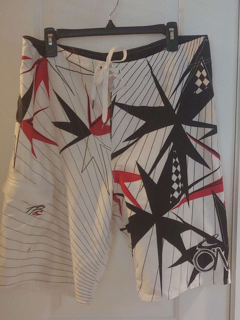 O'Neill White Black & Red Graphic Men's Board Shorts